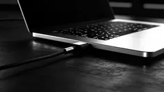 Wie gefährlich ist es, den Laptop ständig am Ladegerät angeschlossen zu lassen?